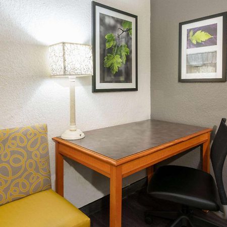 Super 8 By Wyndham The Woodlands North Hotel Bagian luar foto