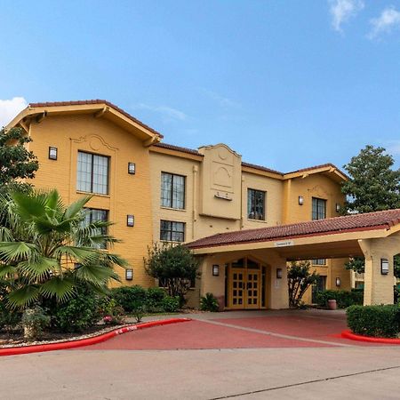 Super 8 By Wyndham The Woodlands North Hotel Bagian luar foto