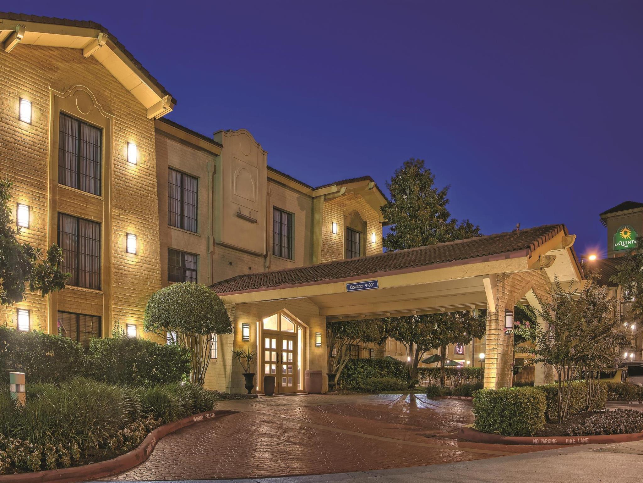 Super 8 By Wyndham The Woodlands North Hotel Bagian luar foto