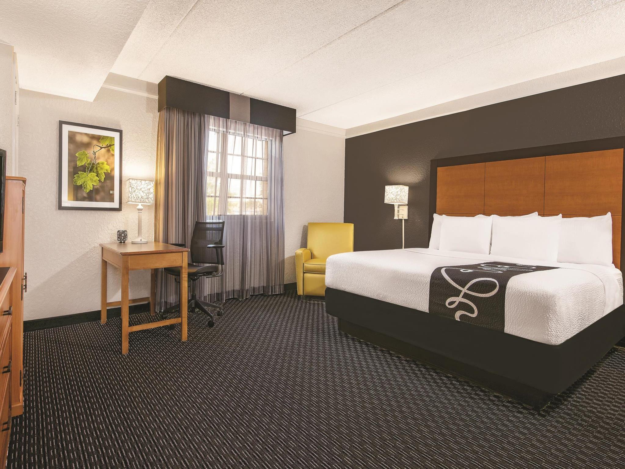 Super 8 By Wyndham The Woodlands North Hotel Bagian luar foto