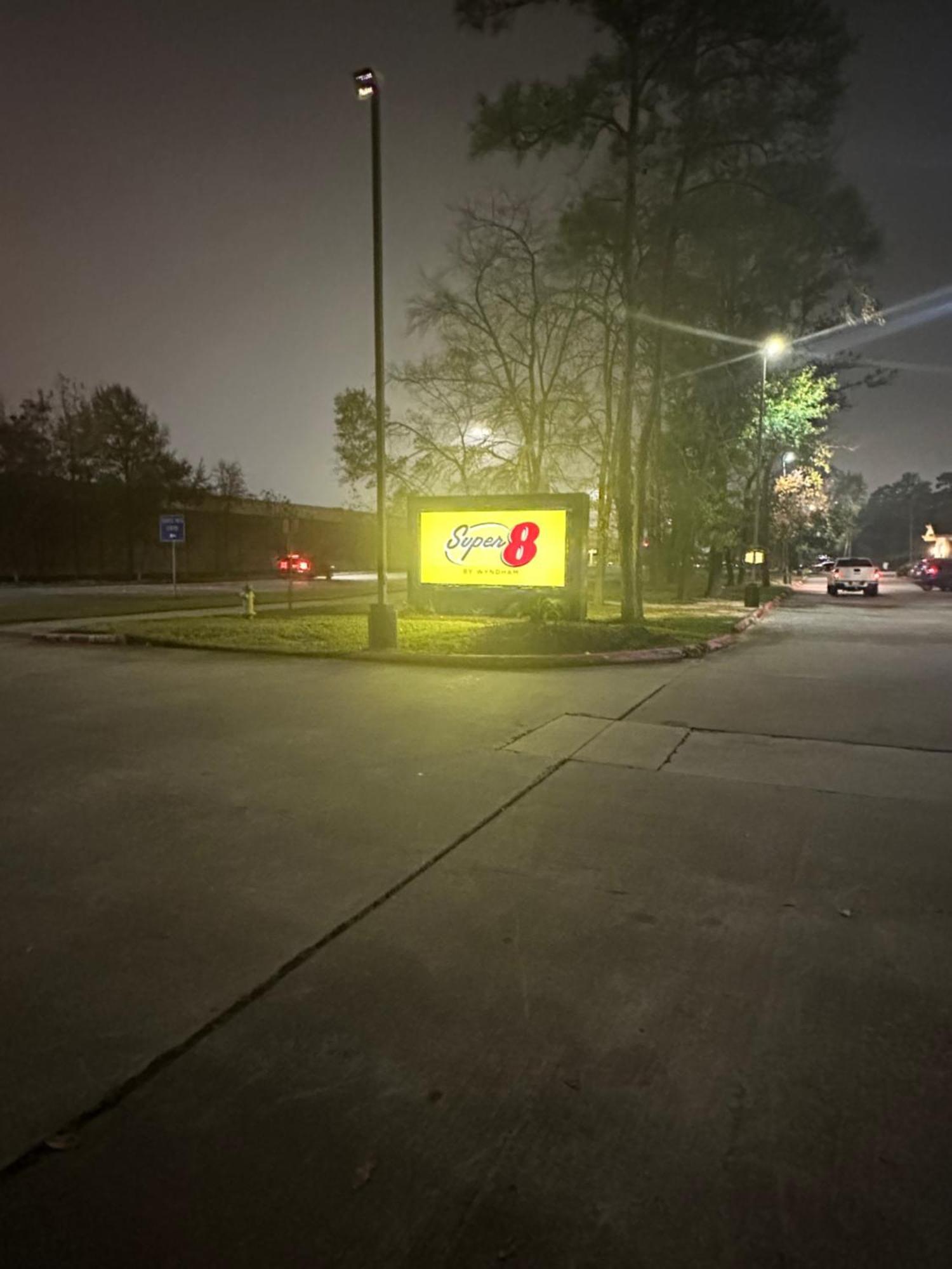 Super 8 By Wyndham The Woodlands North Hotel Bagian luar foto