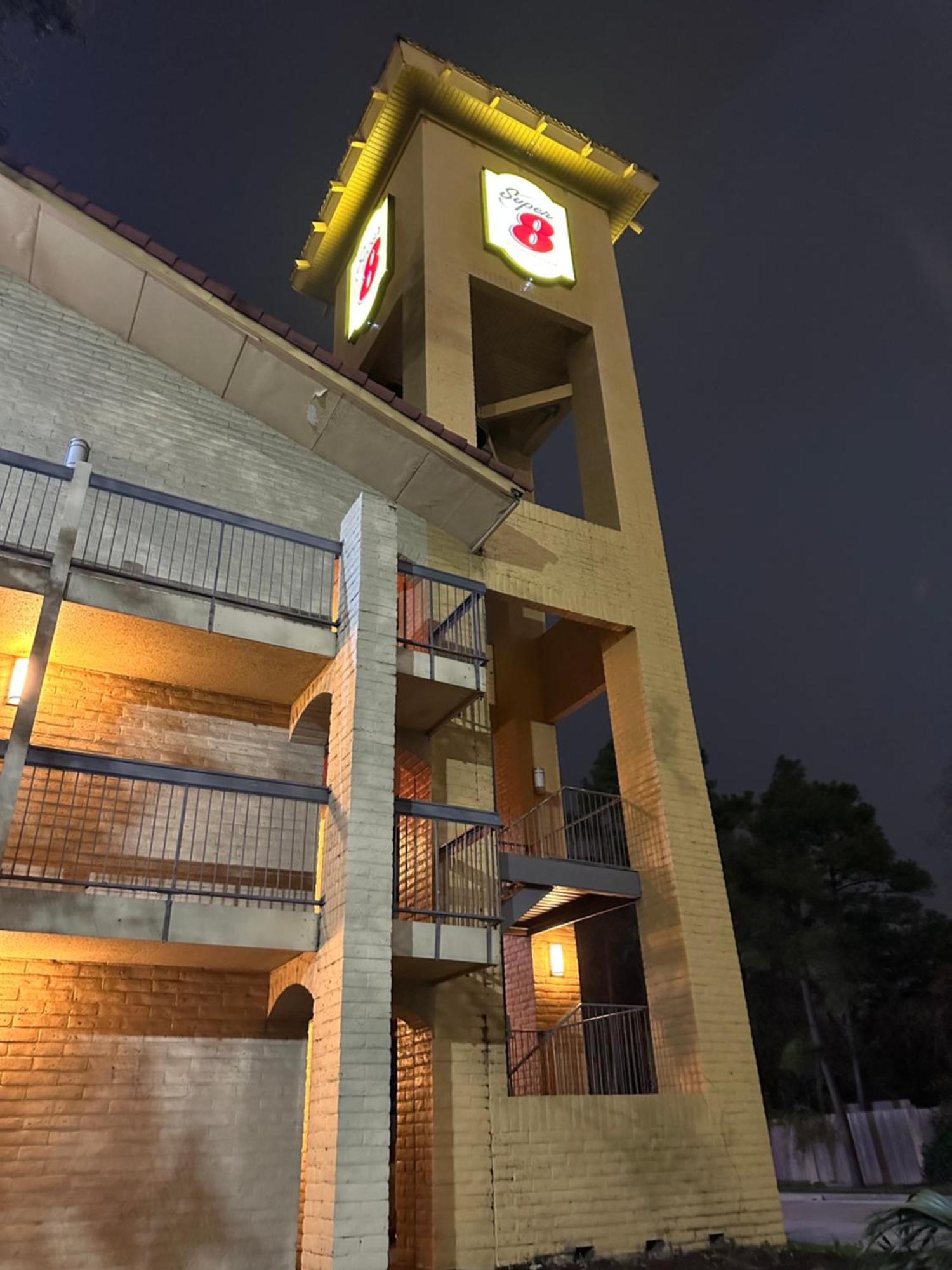 Super 8 By Wyndham The Woodlands North Hotel Bagian luar foto