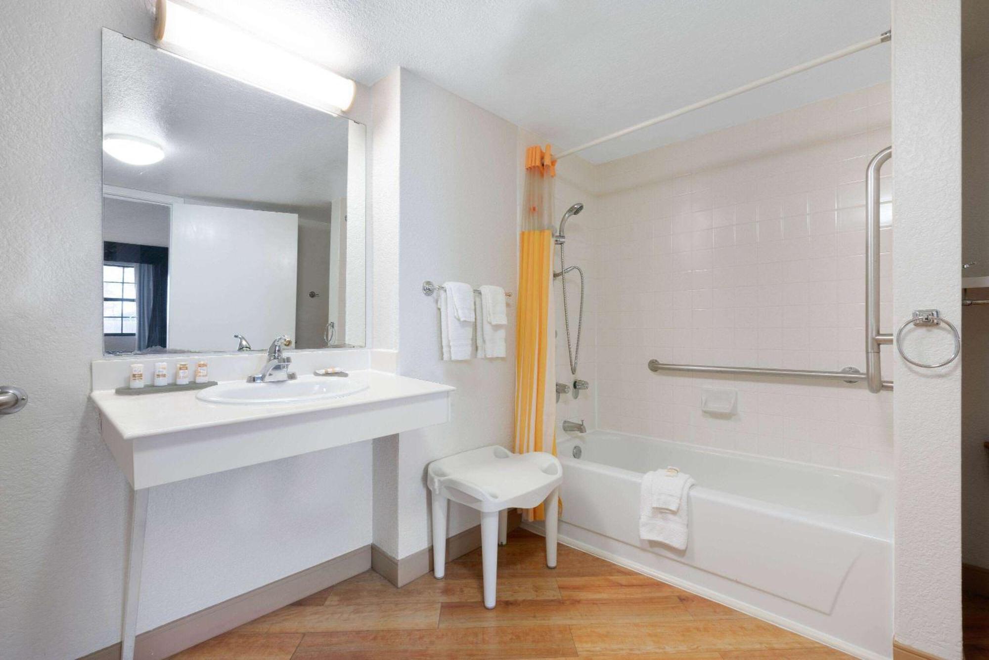 Super 8 By Wyndham The Woodlands North Hotel Bagian luar foto