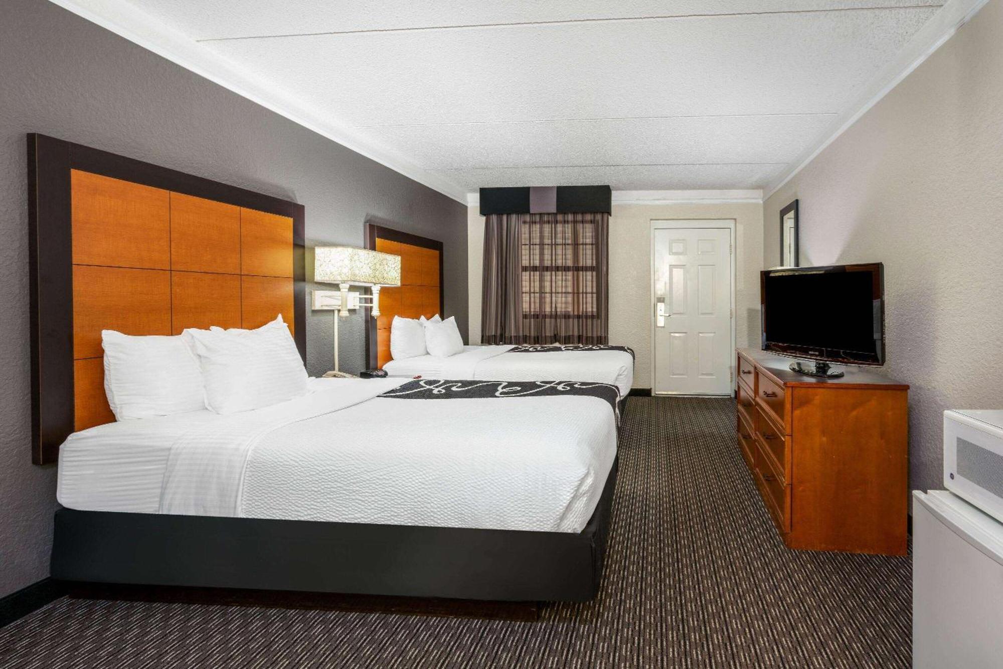 Super 8 By Wyndham The Woodlands North Hotel Bagian luar foto