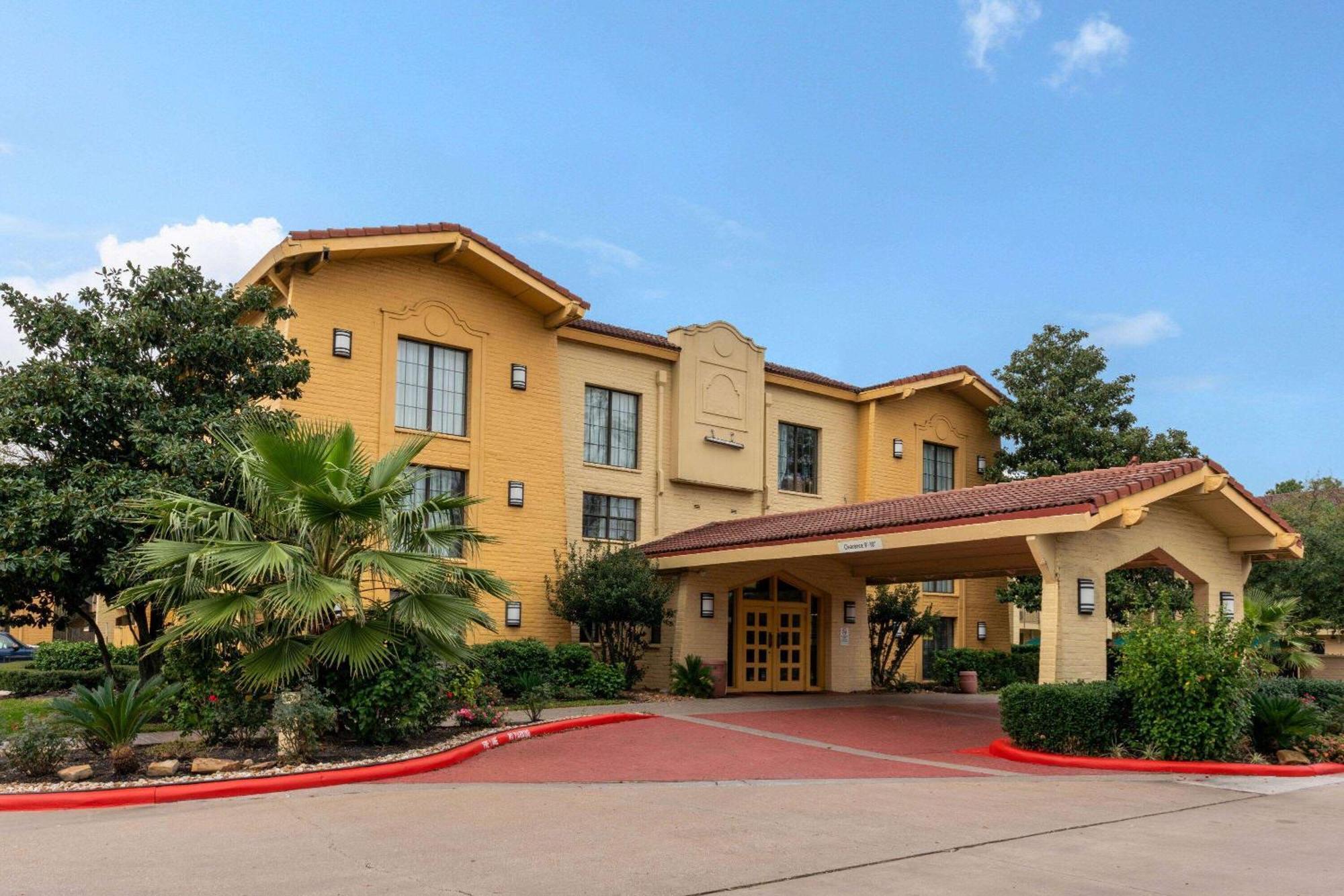 Super 8 By Wyndham The Woodlands North Hotel Bagian luar foto