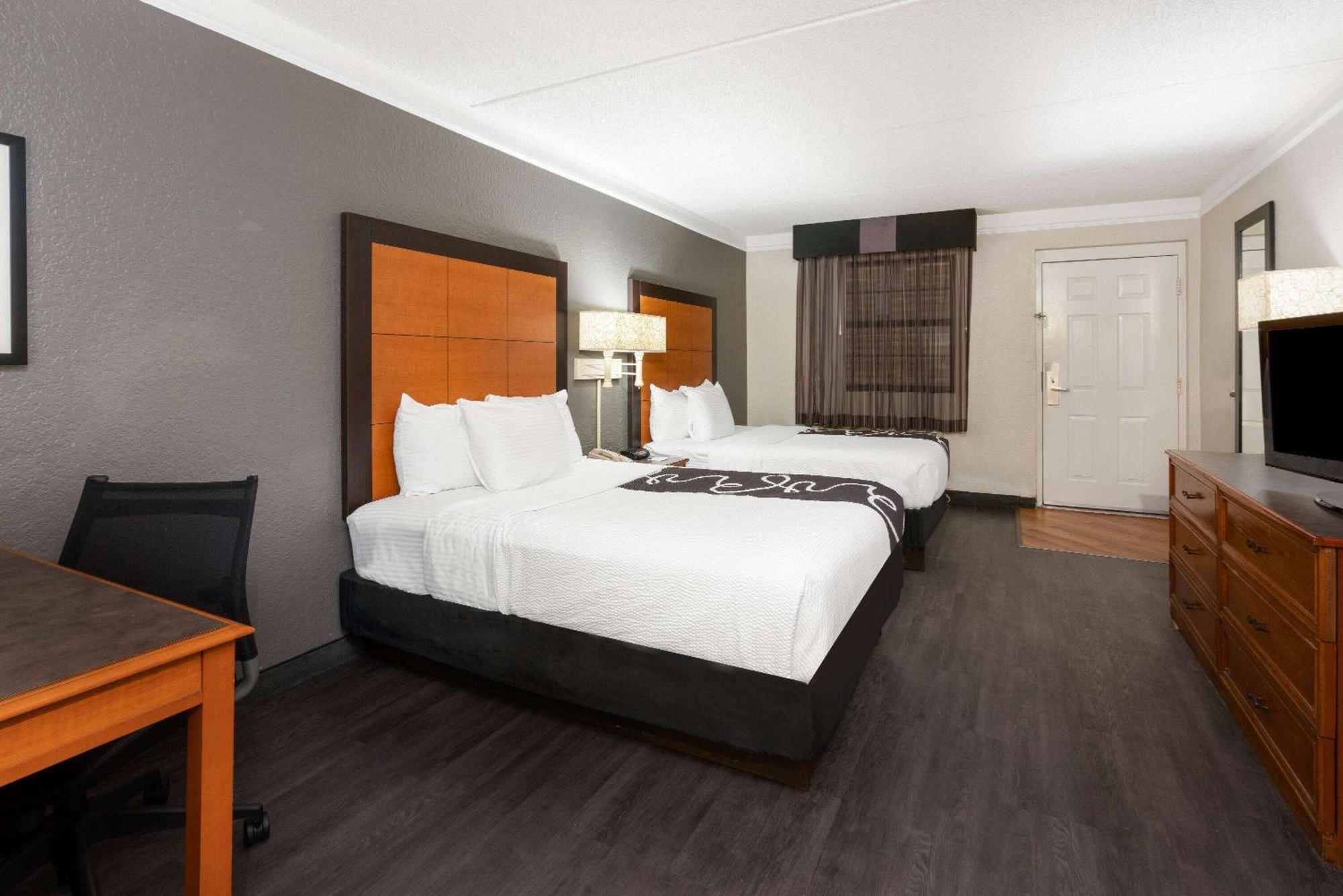Super 8 By Wyndham The Woodlands North Hotel Bagian luar foto
