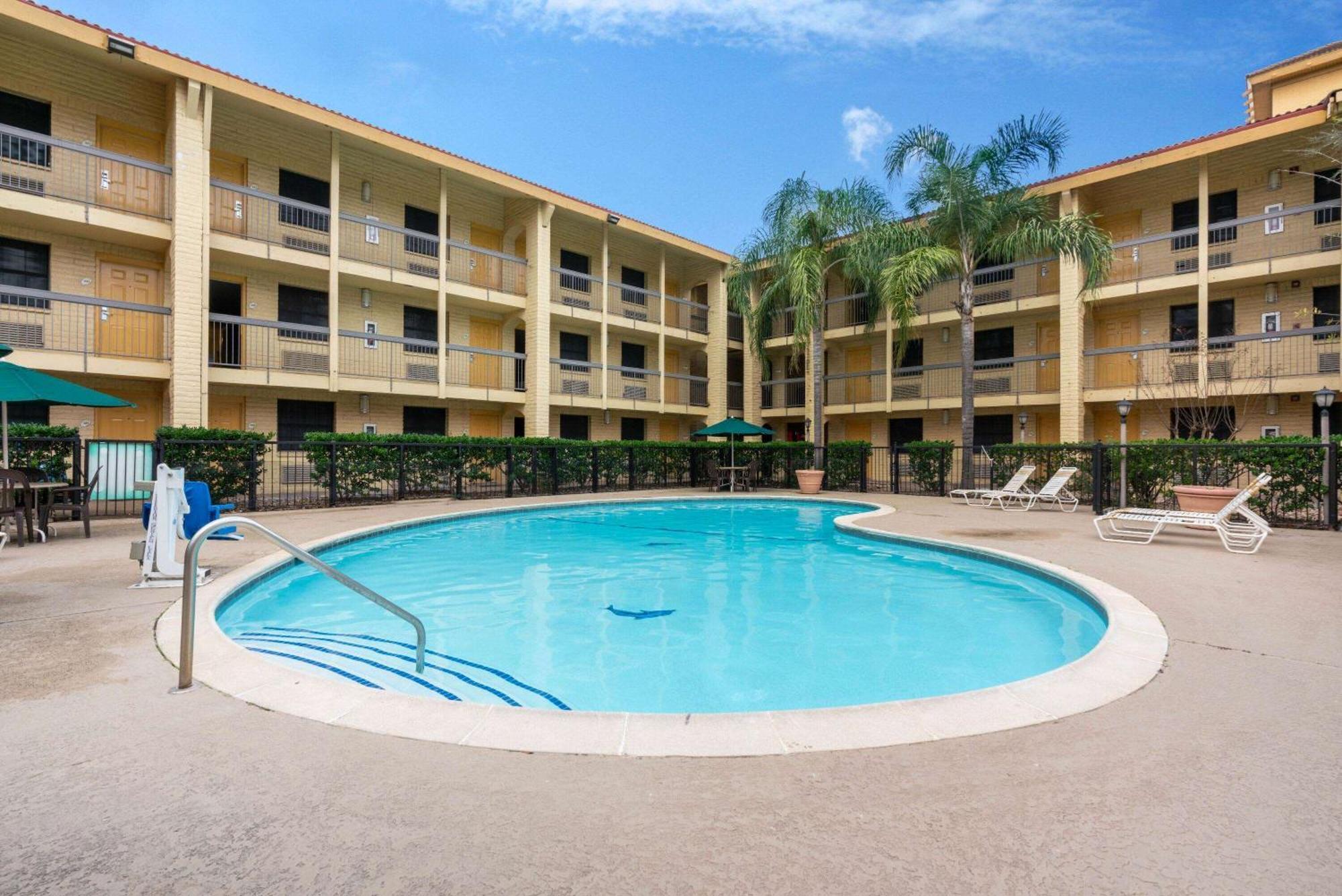 Super 8 By Wyndham The Woodlands North Hotel Bagian luar foto