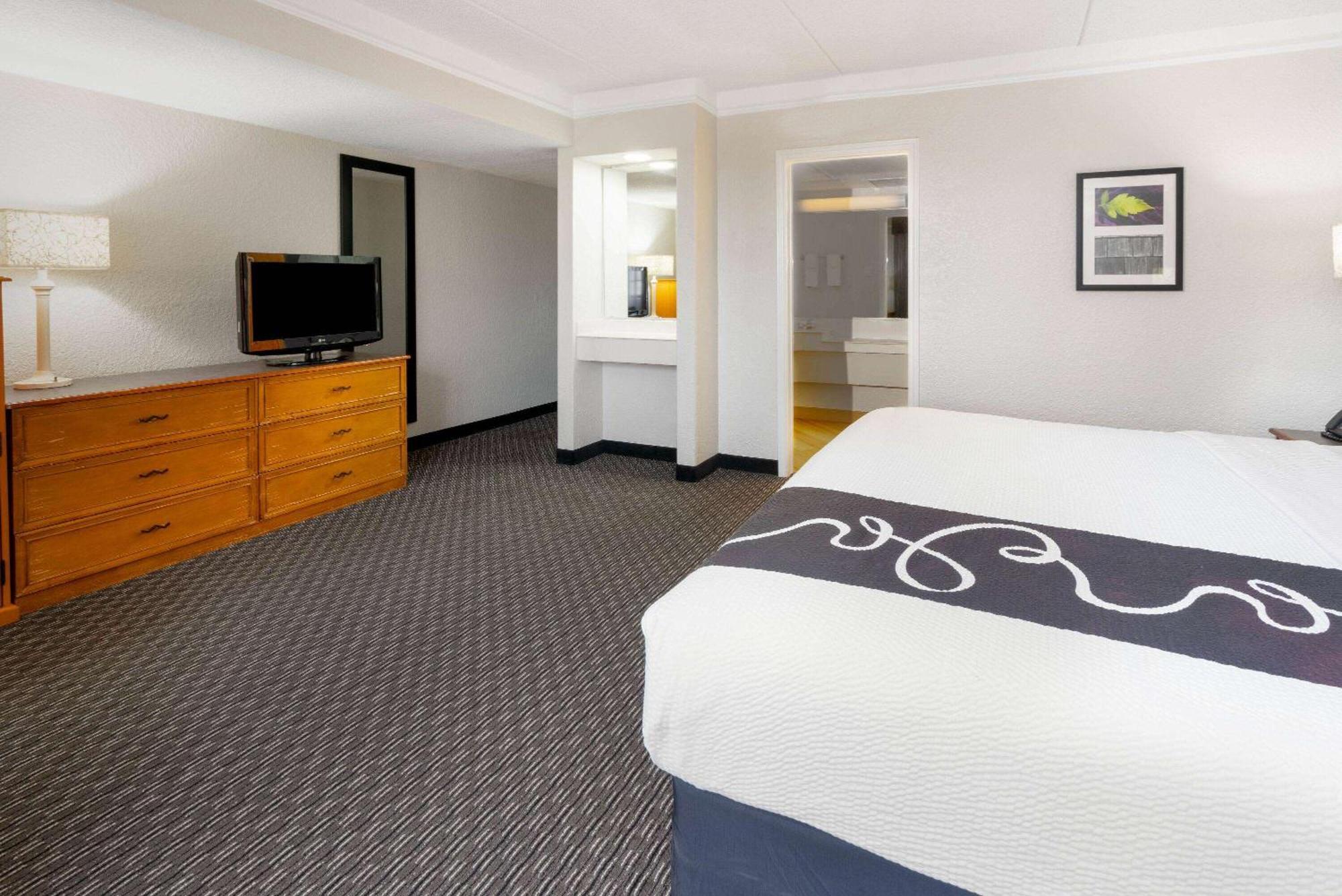 Super 8 By Wyndham The Woodlands North Hotel Bagian luar foto