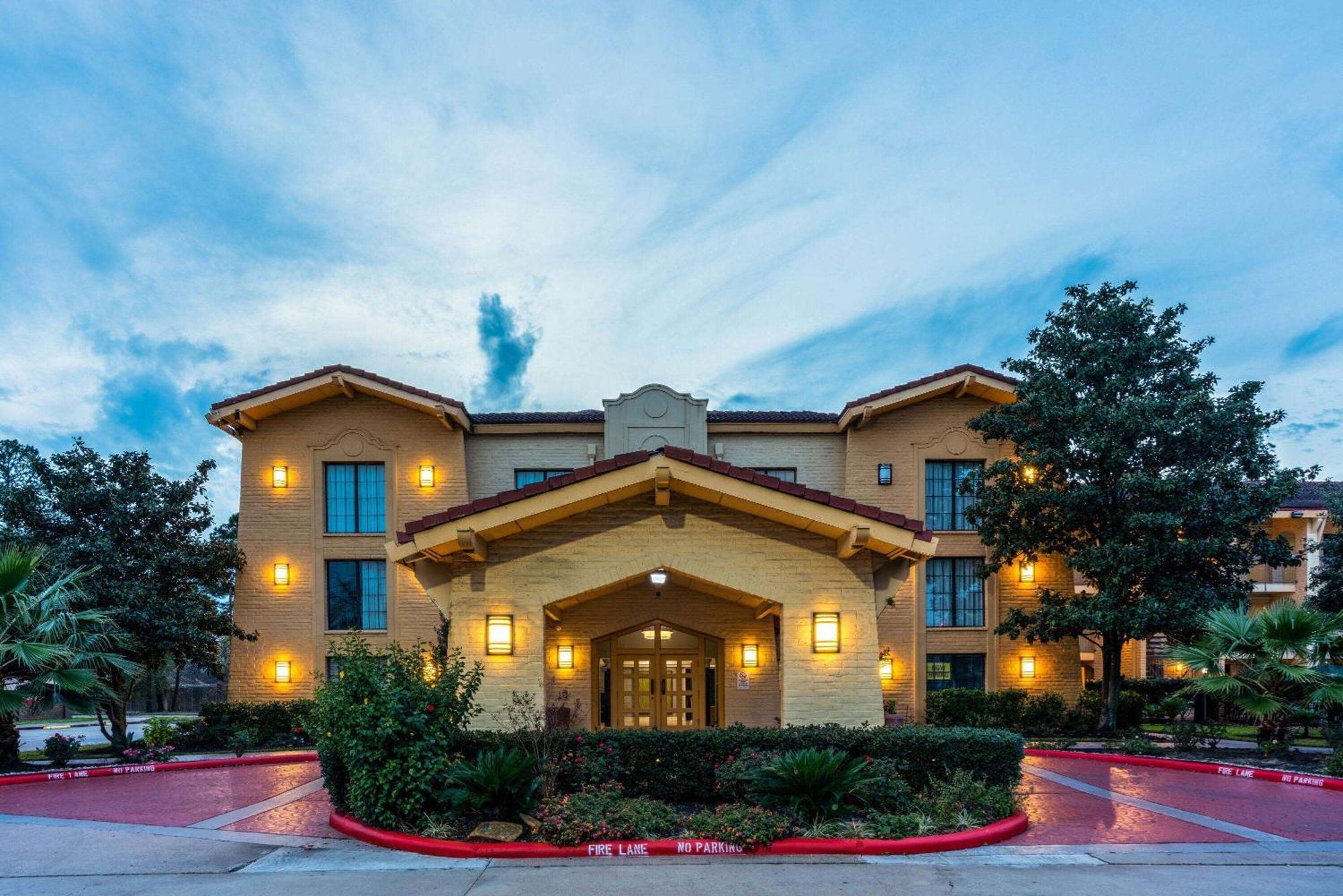 Super 8 By Wyndham The Woodlands North Hotel Bagian luar foto