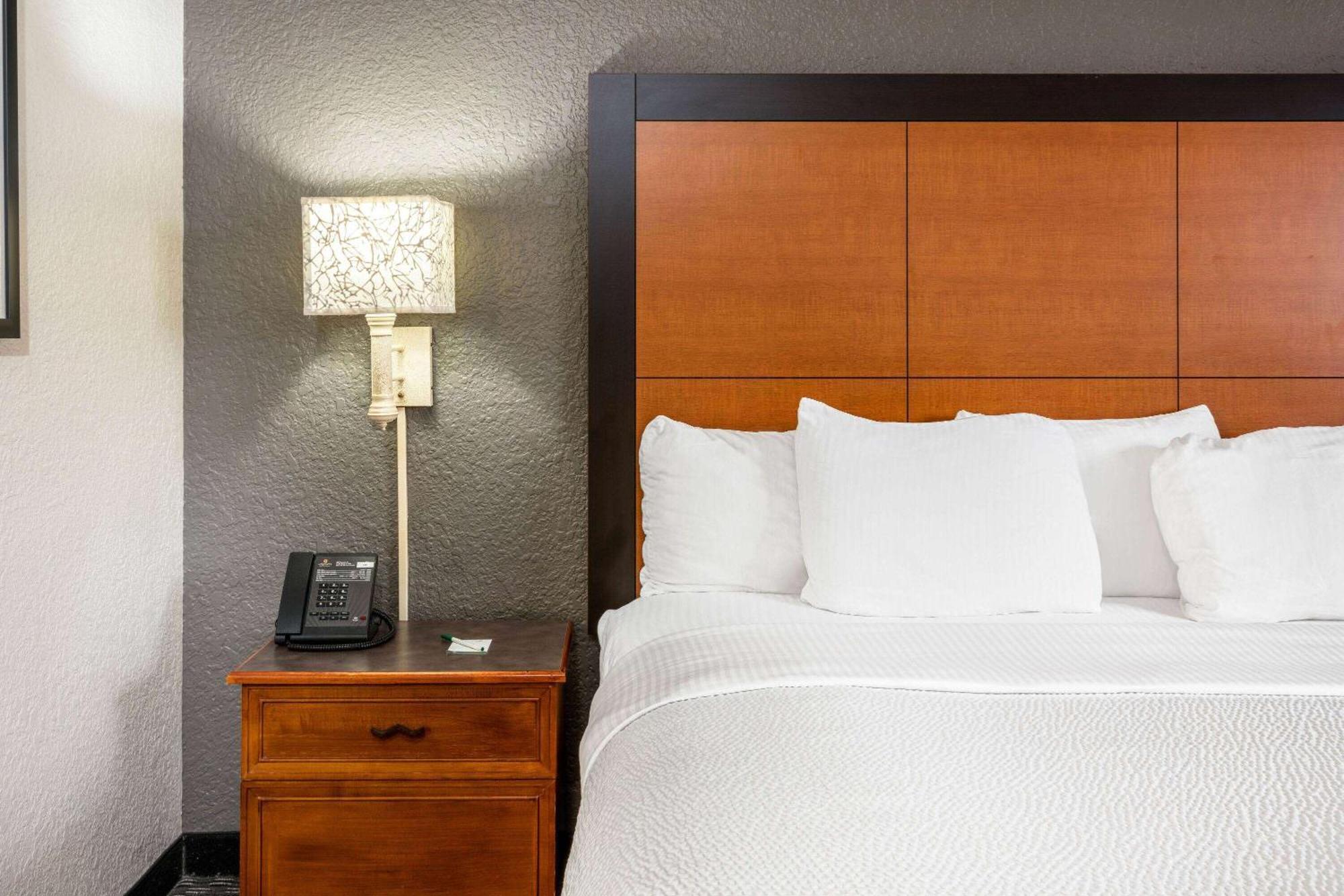 Super 8 By Wyndham The Woodlands North Hotel Bagian luar foto
