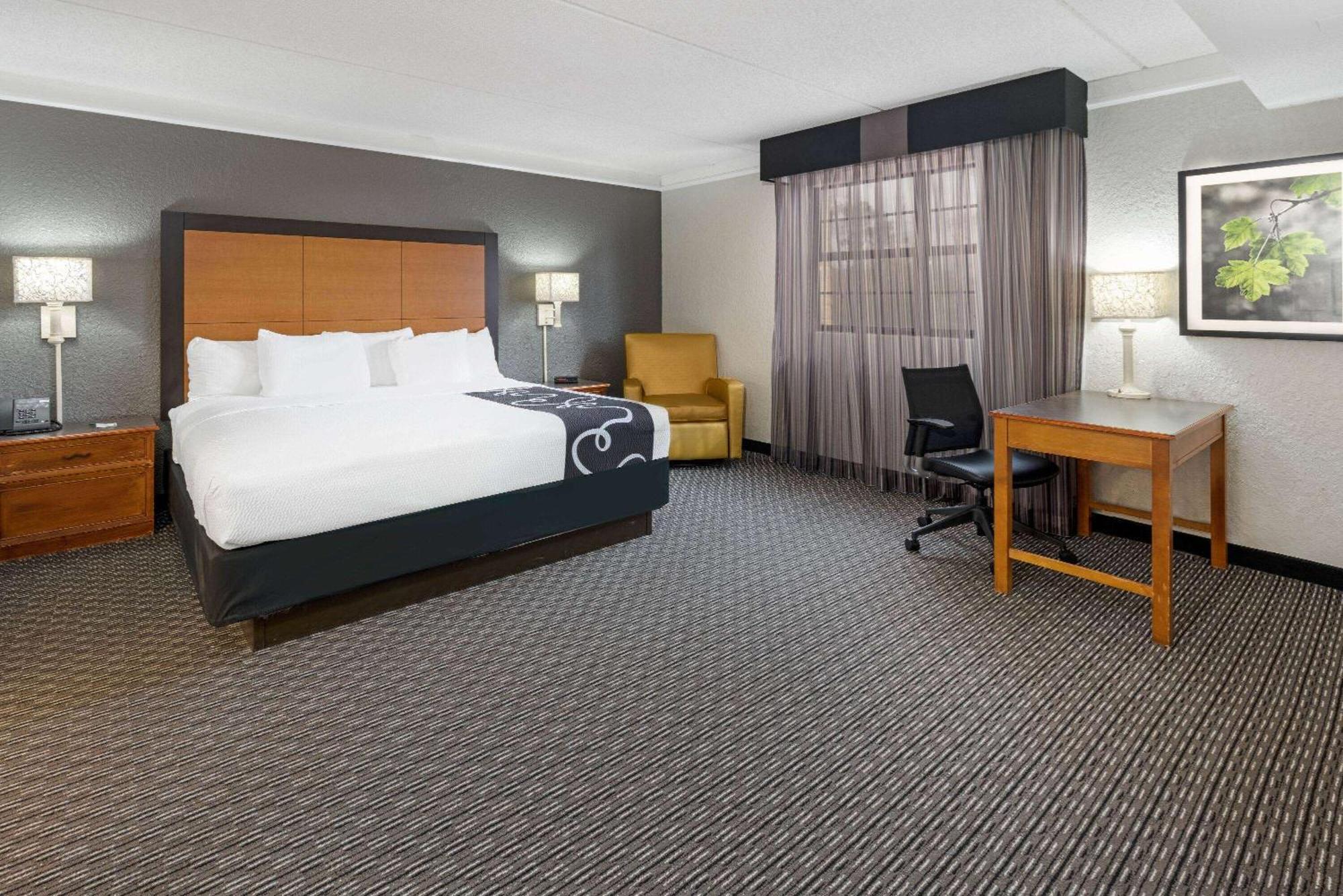 Super 8 By Wyndham The Woodlands North Hotel Bagian luar foto
