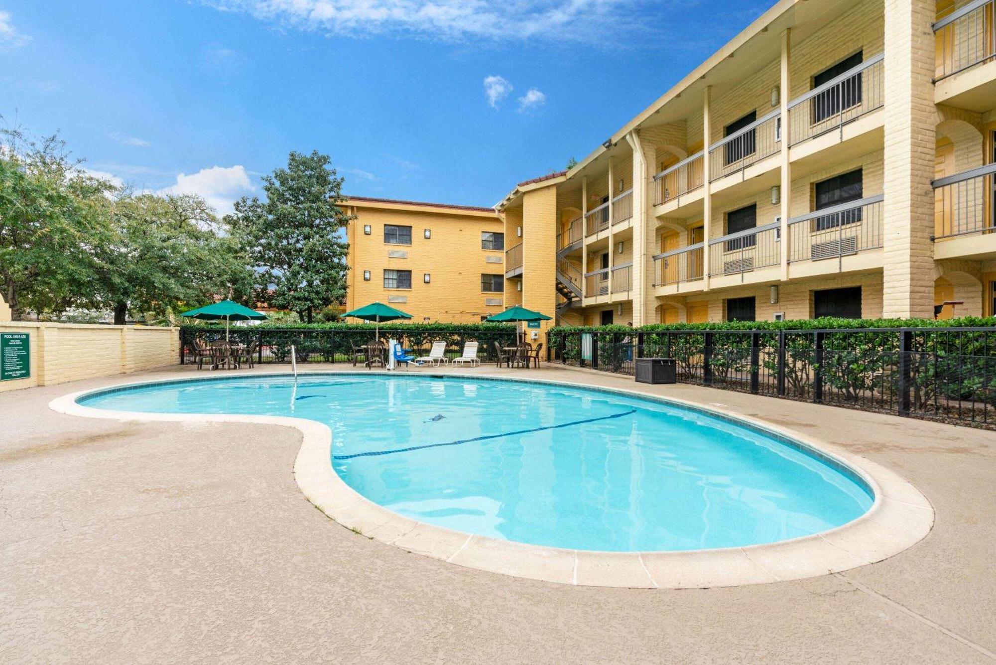 Super 8 By Wyndham The Woodlands North Hotel Bagian luar foto