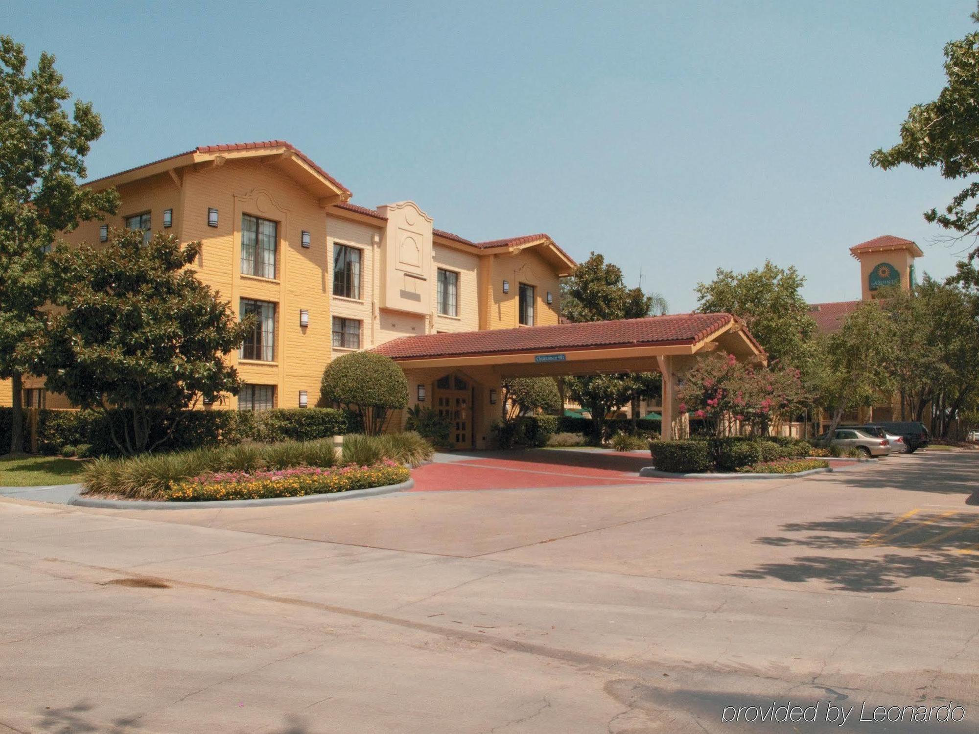 Super 8 By Wyndham The Woodlands North Hotel Bagian luar foto